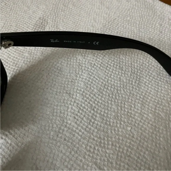 Must Go‼️ Like New Ray-Ban Black Wayfarer Sunglasses. Read 